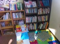 待合スペースには、たくさんの本を用意しています！