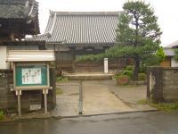 右前方にお進みください。教室があります。 