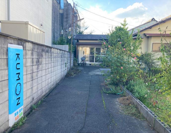 教室手前に大きな駐車スペースがあります。ご送迎に関してもお気軽にご相談ください。