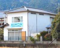 バス通り沿い、水色の看板が目印です★