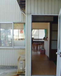 入口はこちらです。