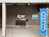 入り口は奥まっていて屋根があります。雨でもお車から濡れずにお入りいただけます。