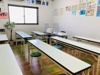 一人でできるようになったらこちらの席で学習します。指導者、スタッフが見守ります。