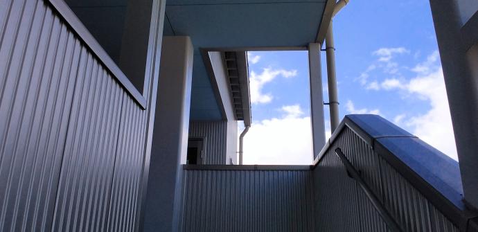 ゆるやかな階段を上ると青い空が見えてきます。廊下の天井もクモンブルーです
