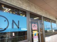 教室窓のくろくまくんが目印です♪