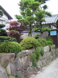 看板を左に曲がると、<br />
公文式の教室があります(^^)