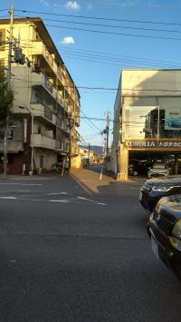 堀川通のトヨタを見て50m東へ<br />
