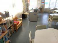 窓が大きく明るい教室です。