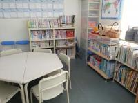 幼児さん用のテーブル近くには読書のためのスペースもあります。