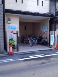 二条城前駅すぐ近くです。<br />
