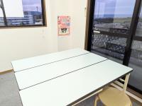 見晴らしの良い場所でBKタイム。走っている電車が見えて、幼児さんはワクワクです。