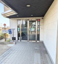 ここから入って、４階におあがりください。