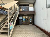 金閣小学校正門前にあります。自転車やベビーカーもこちらにおいていただけます。