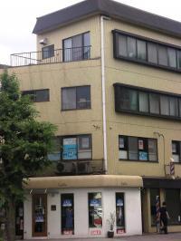 御所（東南角）向かいにあります。KUMONの看板が目印。 