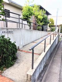 スロープがあり、ベビーカーで教室まで上がっていただけます。