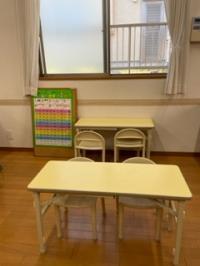 幼児用の机と椅子を用意していますので、小さいお子さんも座って学習できます。