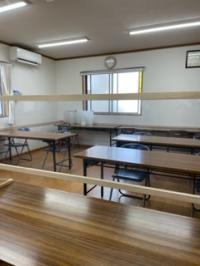 机の間隔を空け、換気を心がけ、透明のアクリル板も使っています。<br />
