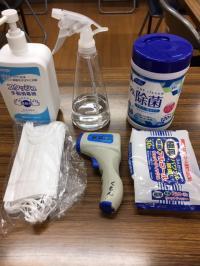 入室時に検温、手洗い、アルコール消毒をし、机と椅子を1回ごとに除菌しています。