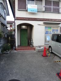 教室前には広い駐輪スペースがあります。