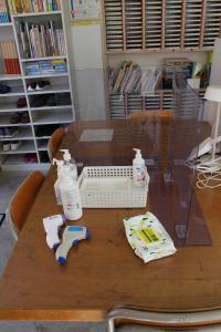 検温、消毒、換気を常時行っております