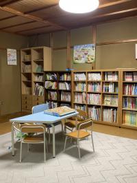 畳のお部屋でベビー公文タイム。絵本もいっぱいあります。