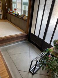 玄関は広く直接ベビーカーを乗り入れられます。