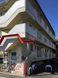 向かって右手が駐輪スペースです。<br />
1階奥が教室です。