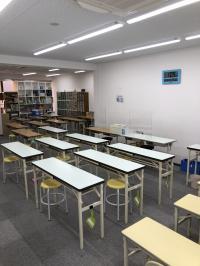 明るく広々した教室です。<br />
2人用の机を1人で使用し、間隔をあけています。