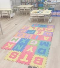 椅子に座れない時も安心して過ごせるマットを準備しています。