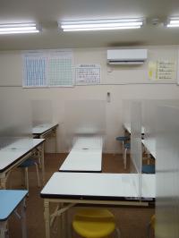 すみずみまで明るい教室です。飛沫防止パネルを設置して、感染予防対策しています。