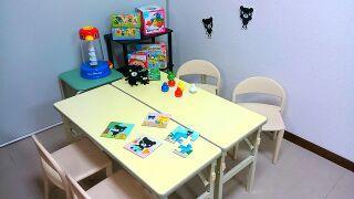 幼児用の机、パズルやカード、数字盤など幼児用教具も多数揃えています。