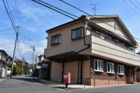 コクラ医院さんを東へ2筋目、赤いポストが目印です。