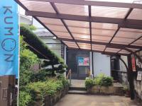 近鉄富野荘駅西口を出て、すぐ目の前に教室があります。