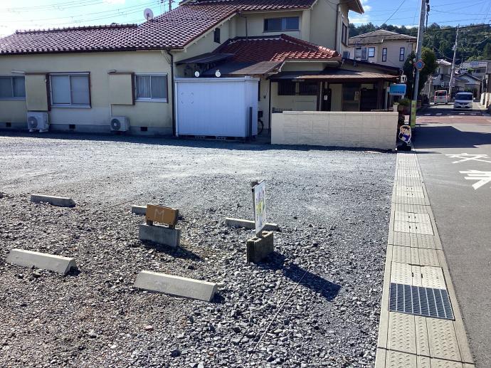 教室北側の駐車場（６台可）です。送迎にお使いいただけます。