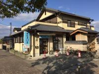 祝園駅の近く、ドラッグユタカの隣にあります。