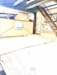 玄関前はベビーカー、自転車が置けます。<br />
さあ、ここから中へどうぞ!