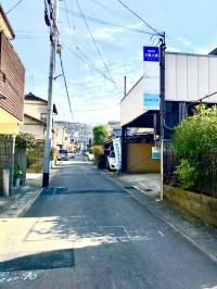 路地を入ったところの「KUMON」の青い看板が目印です。