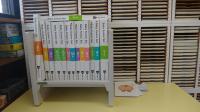 絵本やいろいろな種類のカード、歌の本が入っています。