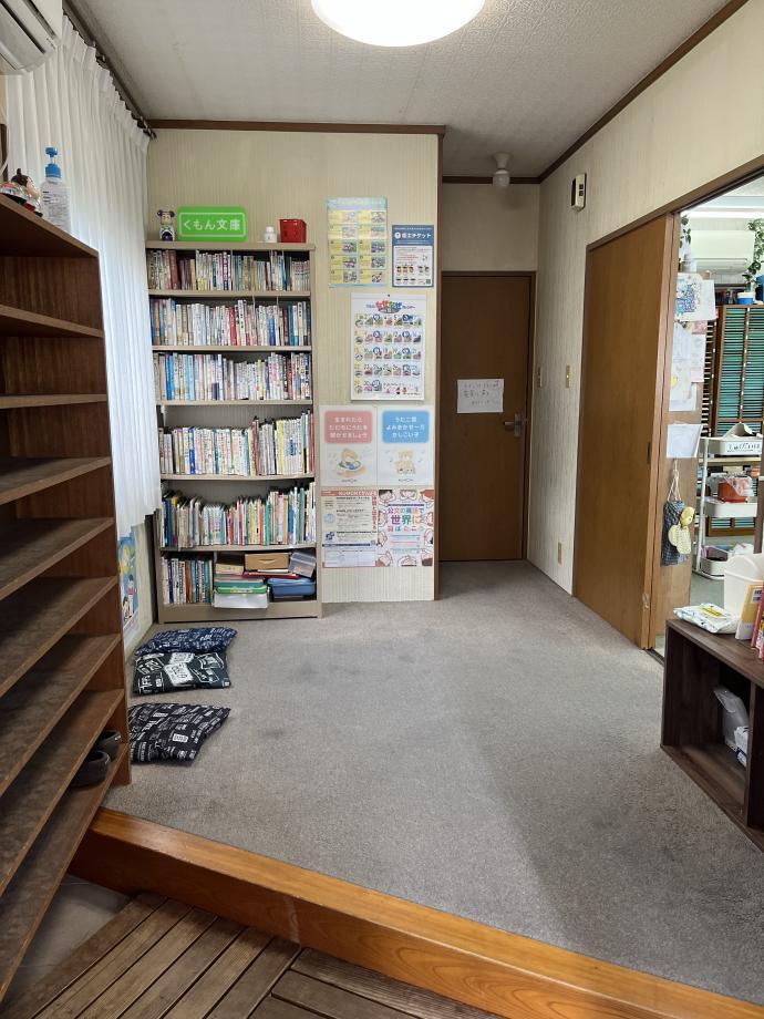 教室玄関前は広い待合スペース、たくさんの本があります。<br />
本を借りることも可能！