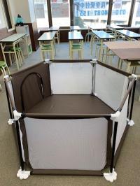 お子さまが自由に遊べるサークル。<br />
洗える仕様で清潔です。