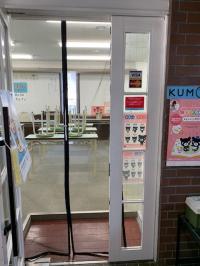 駅前の明るい通りのビルの2Fです。<br />
常に網戸で換気をしています。<br />