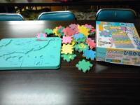 幼児席ではプリント教材の他にパズルなど楽しい教具も使います。