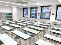 明るくて広い教室です。