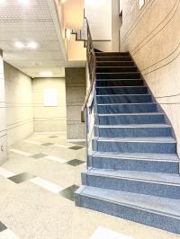 三階へおあがりください。<br />
エレベータをご使用いただけます♪