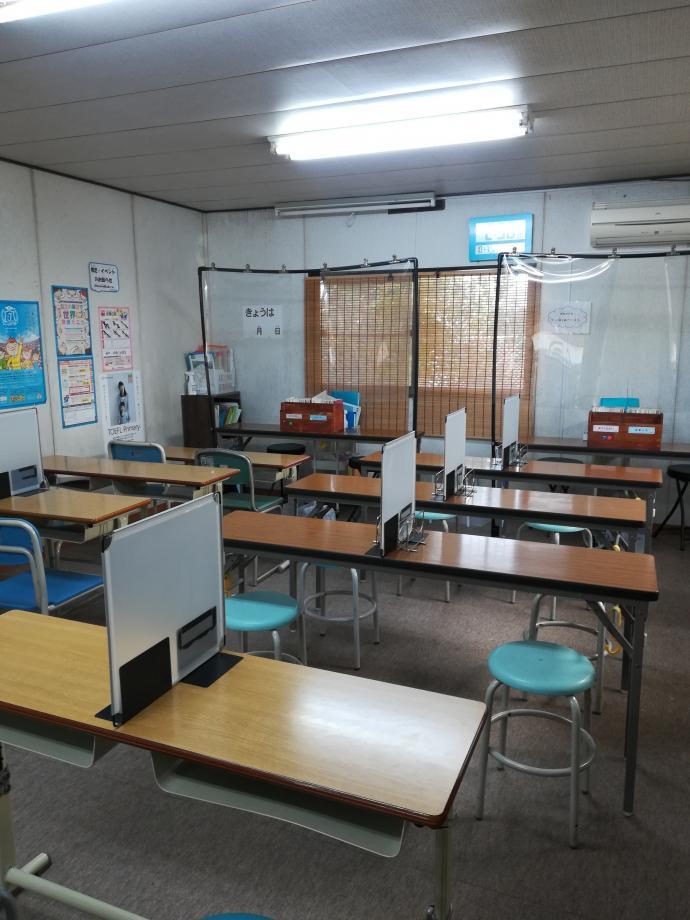 ≪教室の様子２≫<br />
集中できるよう、机の中央に仕切りを設けています。