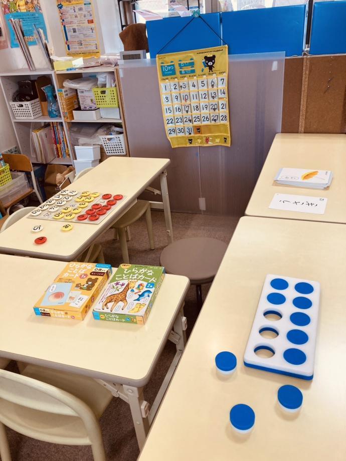 幼児さんは、小さな机と椅子で、プリント以外にも教具を使って学習していきます。