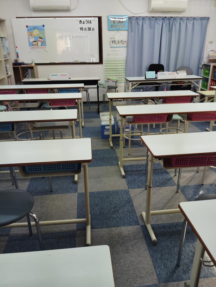 教室の机、椅子は定期的に消毒を行っています。