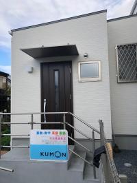 明星町1丁目のバス停から徒歩2分のところにあります。