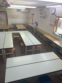 明るい室内。生徒同士対面にならないよう座席を配置。机ごとに先生が見守ります。<br />

