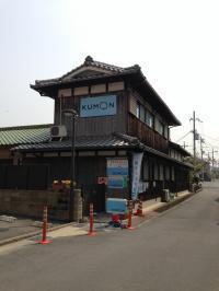 307号線沿、「草内保育所」から徒歩2分で教室があります。